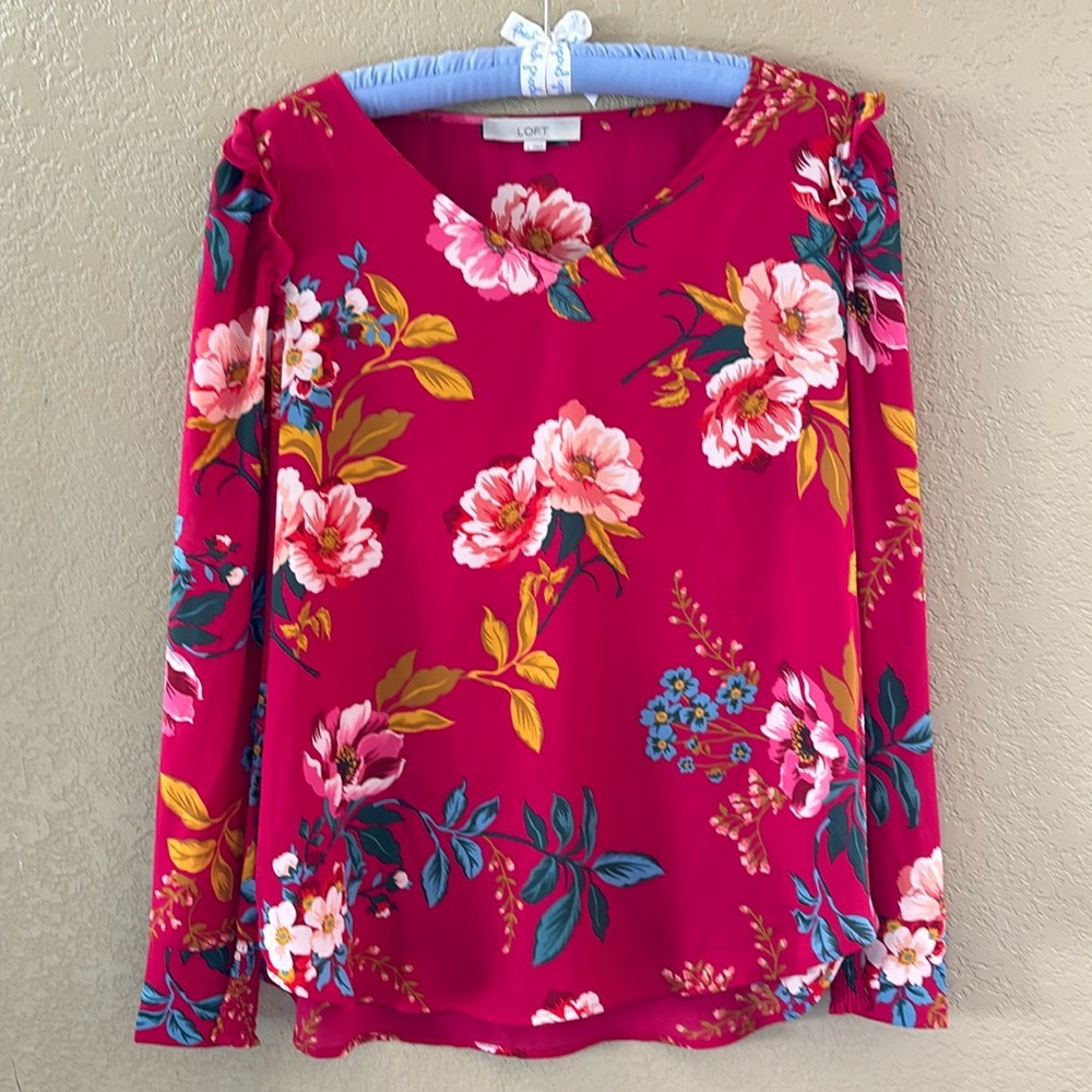 LOFT Romantic floral red blouse, Sz Large, V-neck, elastic at wrist. So pretty!